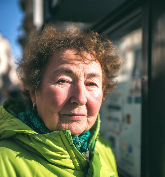Žena u zelenom na ulici u Zagrebu.
