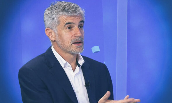 Danijel Nestić u televizijskom studiju govori u kameru.