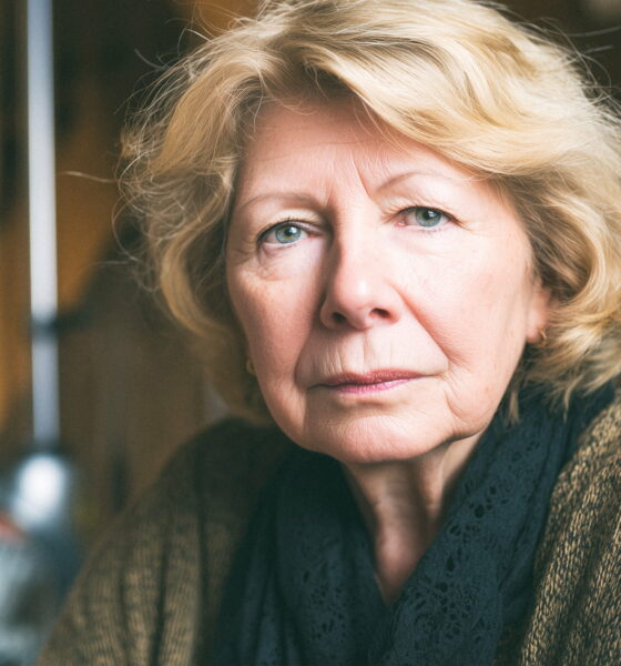 Žena sjedi na stubištu obiteljske kuće.