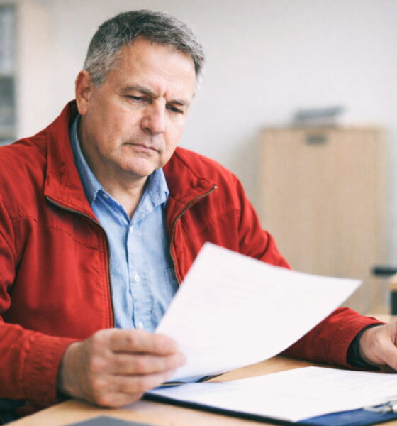 Muškarac u kolicima proučava dokumentaciju za inkluzivni dodatak.