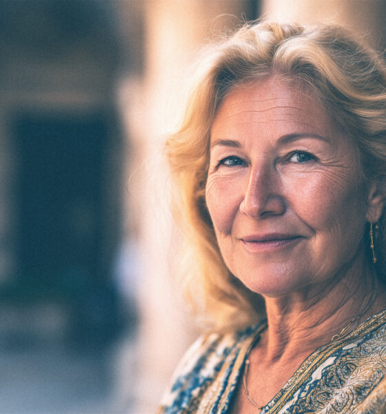 Lijepa žena na ulici Pule.