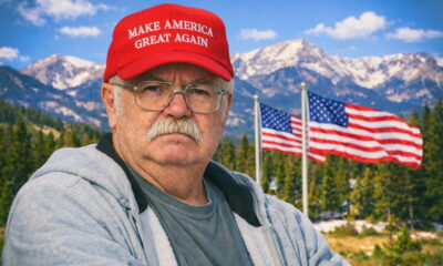 Muškarac s MAGA kapom ispred stjenjaka u Koloradu)