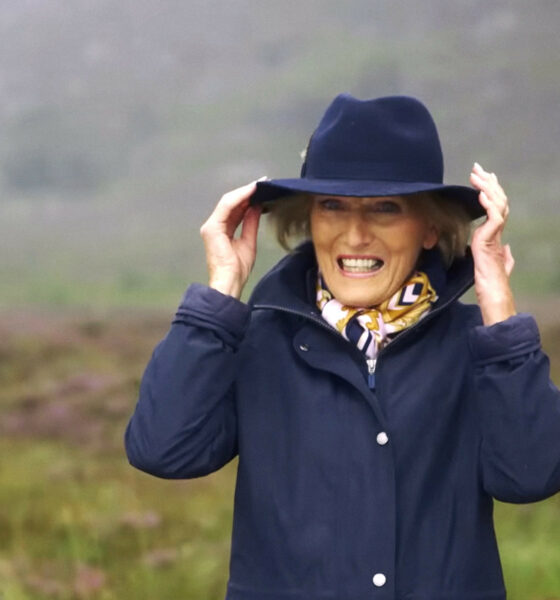 Slavna televizijska kuharica Mary Berry stoji na livadi.