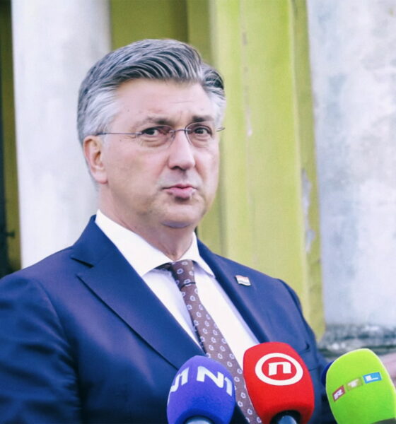 Andrej Plenković drži tiskovnu konferenciju ispred HNK u Zagrebu.