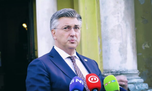 Andrej Plenković drži tiskovnu konferenciju ispred HNK u Zagrebu.