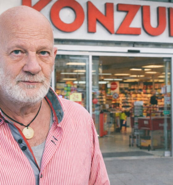 Muškarac pred Konzumom u Zagrebu.