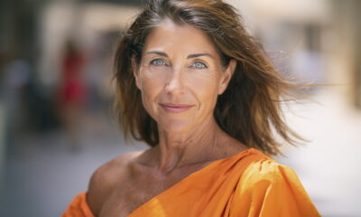 Zgodna žena gleda u kameru.