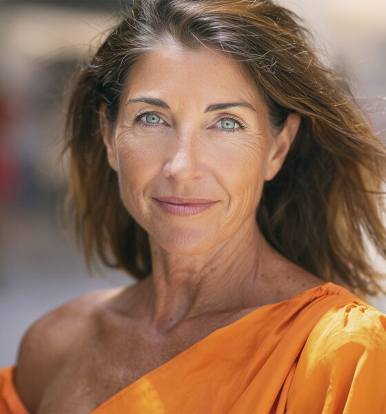 Zgodna žena gleda u kameru.