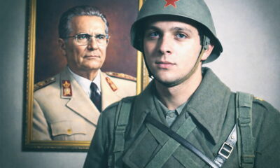 Vojnik JNA pred Titovom slikom.