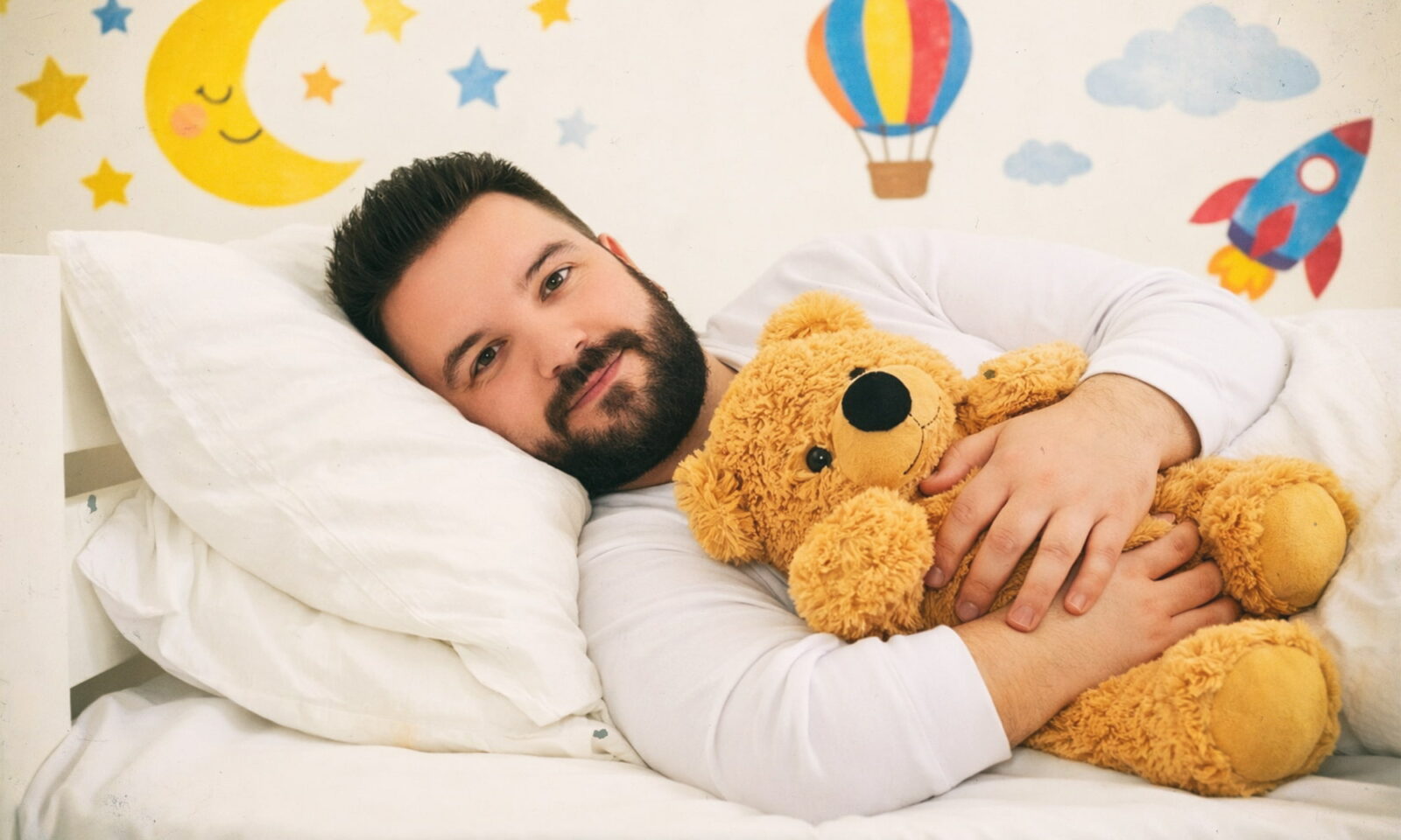 Muškarac u dječjem krevetiću.