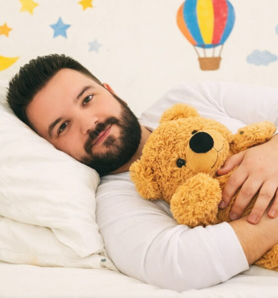 Muškarac u dječjem krevetiću.