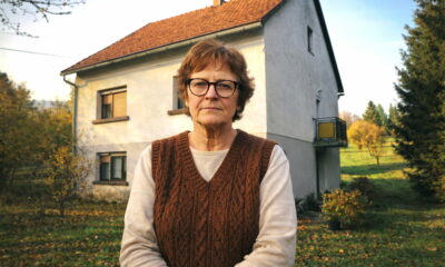 Žena pred obiteljskom kućom u Zagorju.