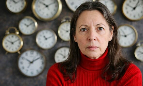 Žena opterećena starenjem.