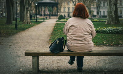 Usamljena žena sjedi na klupi u Zrinjevcu, Zagreb, Hrvatska.