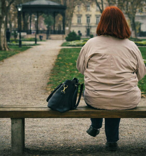 Usamljena žena sjedi na klupi u Zrinjevcu, Zagreb, Hrvatska.