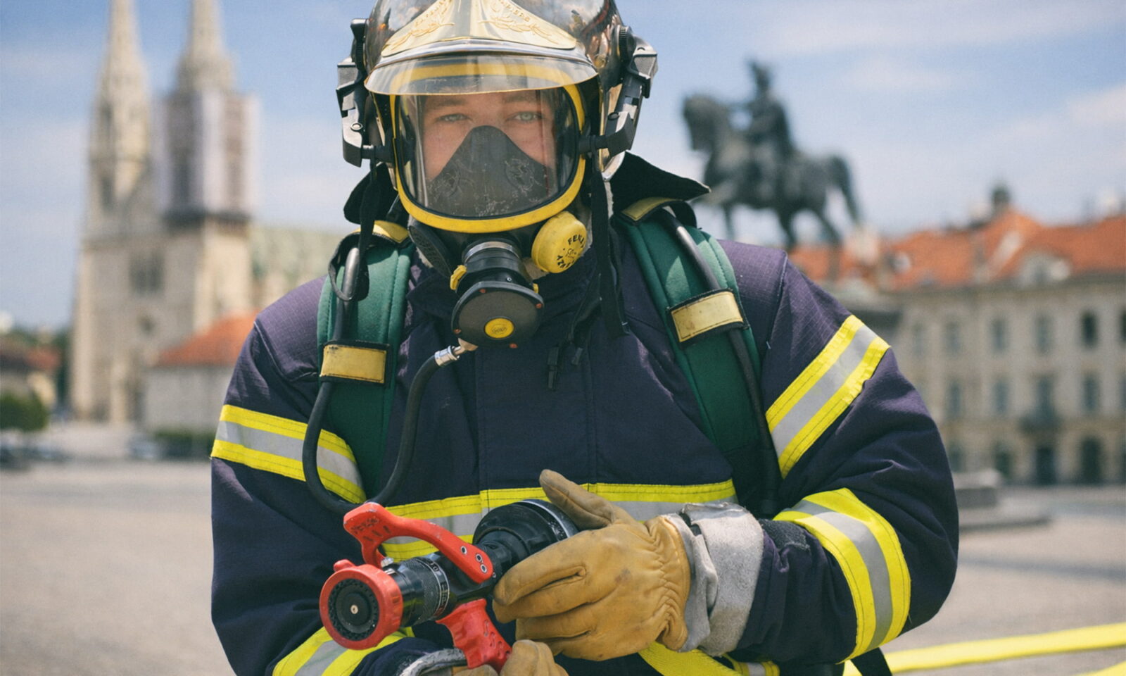 Vatrogasac u opremi u Zagrebu.