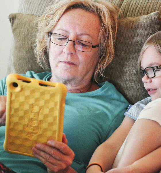 Baka i unuka zabavljaju se igrama na tabletu.