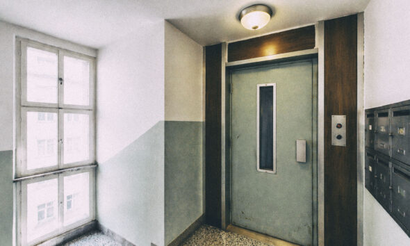 Dizalo u staroj socijalističkoj zgradi u Zagrebu.