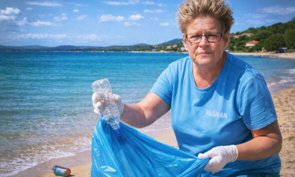 Gospođa Ivanka skuplja smeće na pašmanskim plažama.