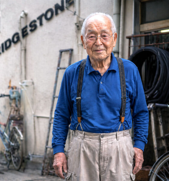 Stariji muškarac u popravljaonici bicikala.