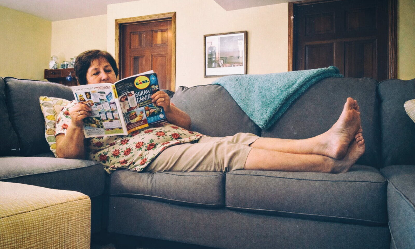 Žena leži na kauču.