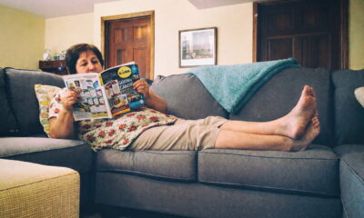 Žena leži na kauču.