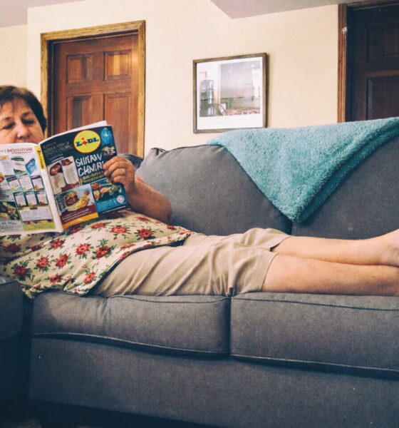 Žena leži na kauču.