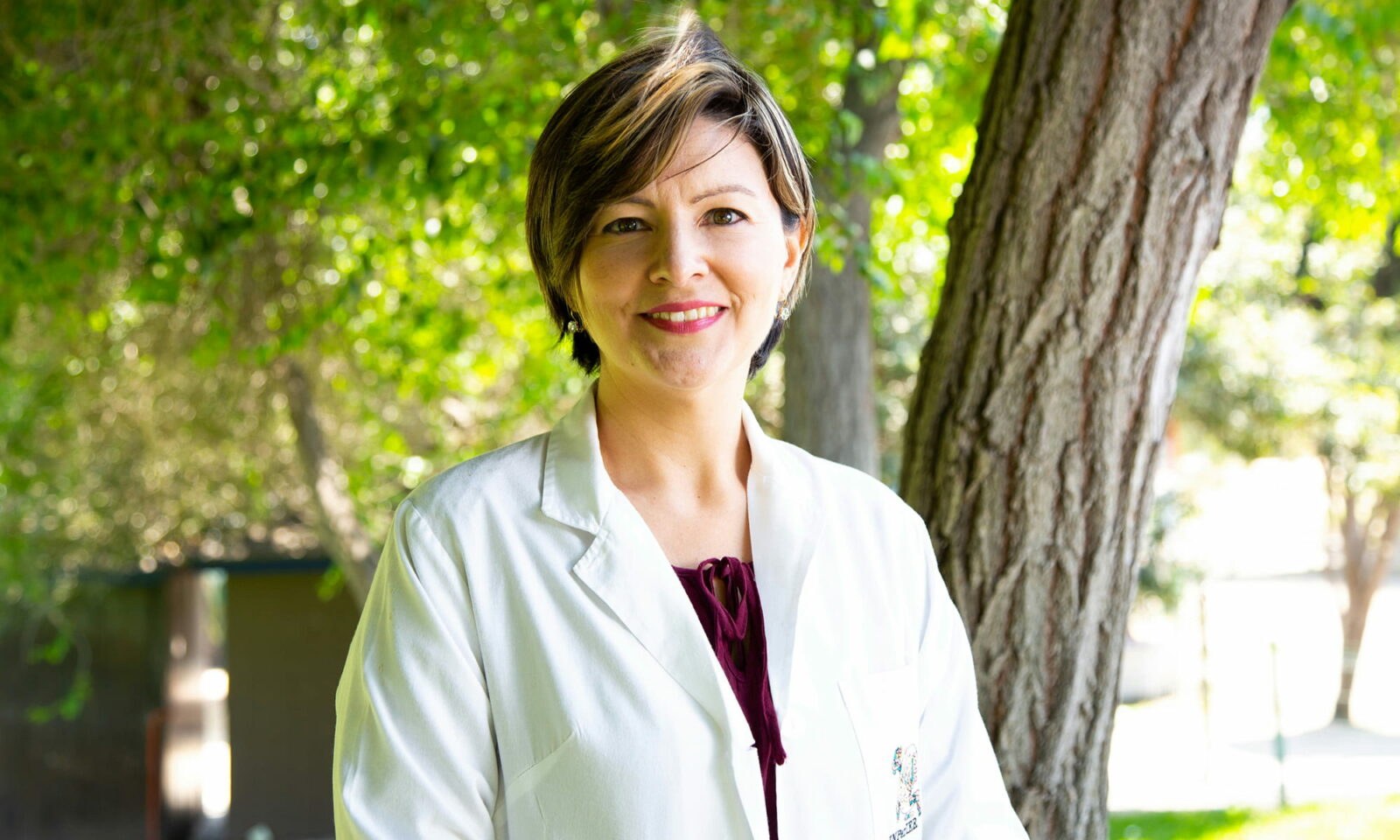 Liječnica pod krošnjom.