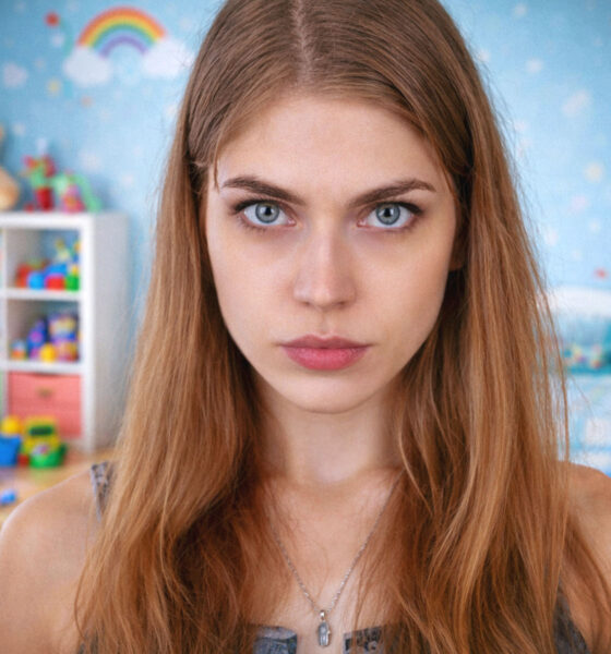 Mlada majka u dječjoj sobi.