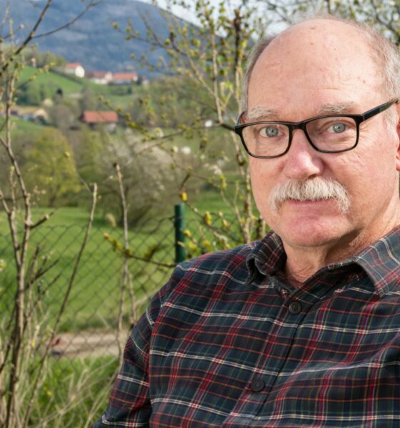 Muškarac u Zagorju, sjedi na trijemu, gleda u kameru.