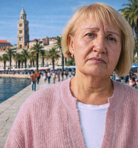 Žena u ružičastoj vesti na rivi.