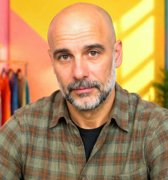 Muškarac u kakriranoj košulji.