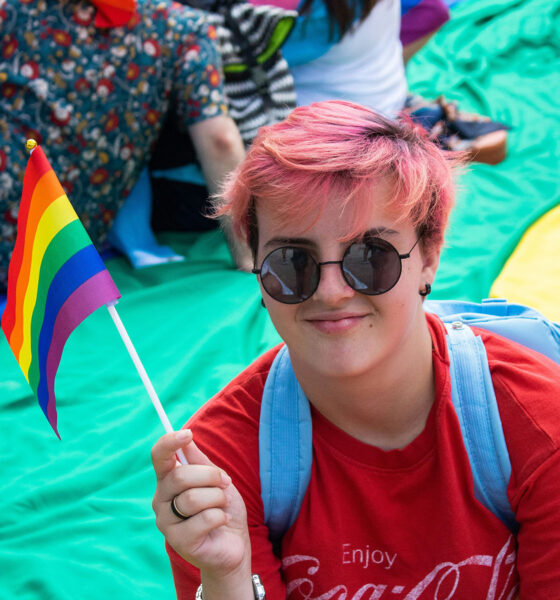 Trans osoba u povorci ponosa.