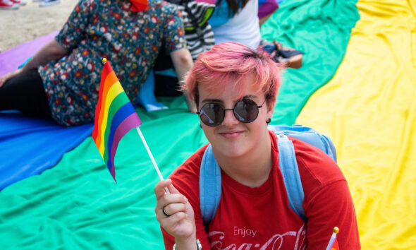 Trans osoba u povorci ponosa.