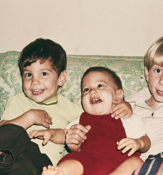 Stara obiteljska fotografija djece.