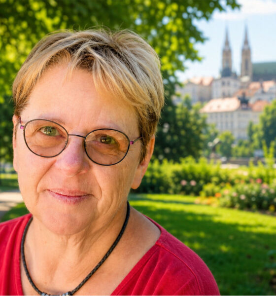 Žena u šezdesetim godinama sjedi u zagrebačkom parku.