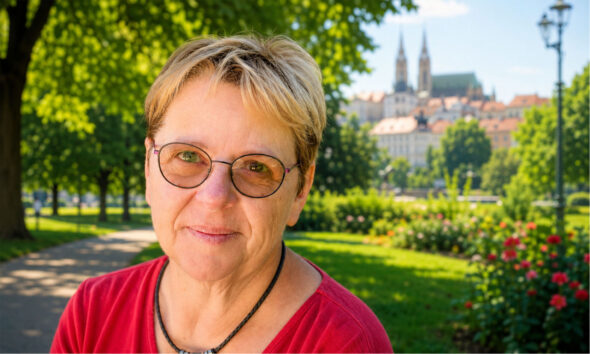 Žena u šezdesetim godinama sjedi u zagrebačkom parku.