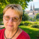 Žena u šezdesetim godinama sjedi u zagrebačkom parku.