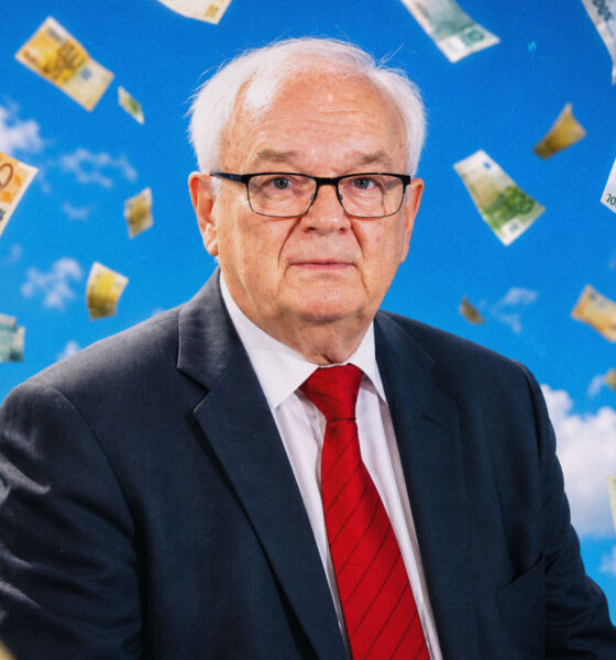 Lazar Grujić gleda u kameru dok novčanice padaju s neba.