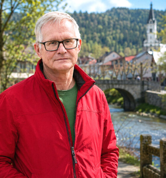 Muškarac odjeven u crvenu u malom goranskom gradu.