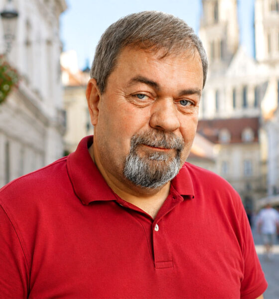 Muškarac u crvenoj majici na zagrebačkoj ulici.