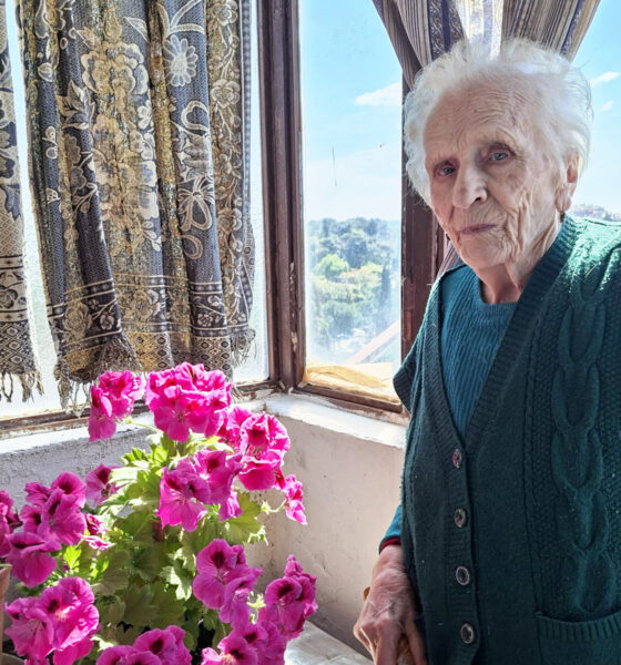 Gospođa Pina Tovilović usprkos poznim godinama sama kuha, čisti stan i brine o cvijeću.