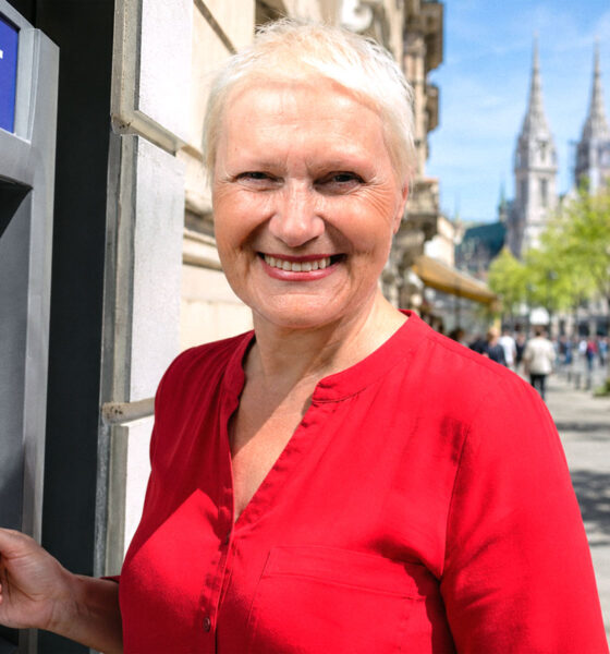 Žena na bankomatu.