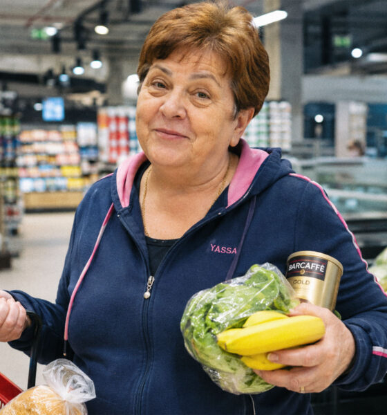 Žena s košaricom u dućanu.