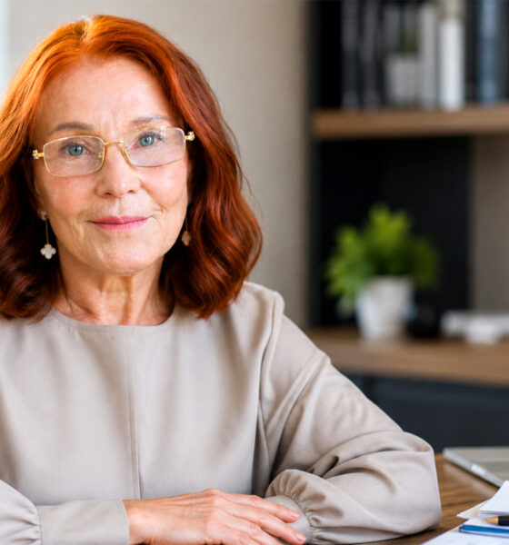 Starija žena u uredu.