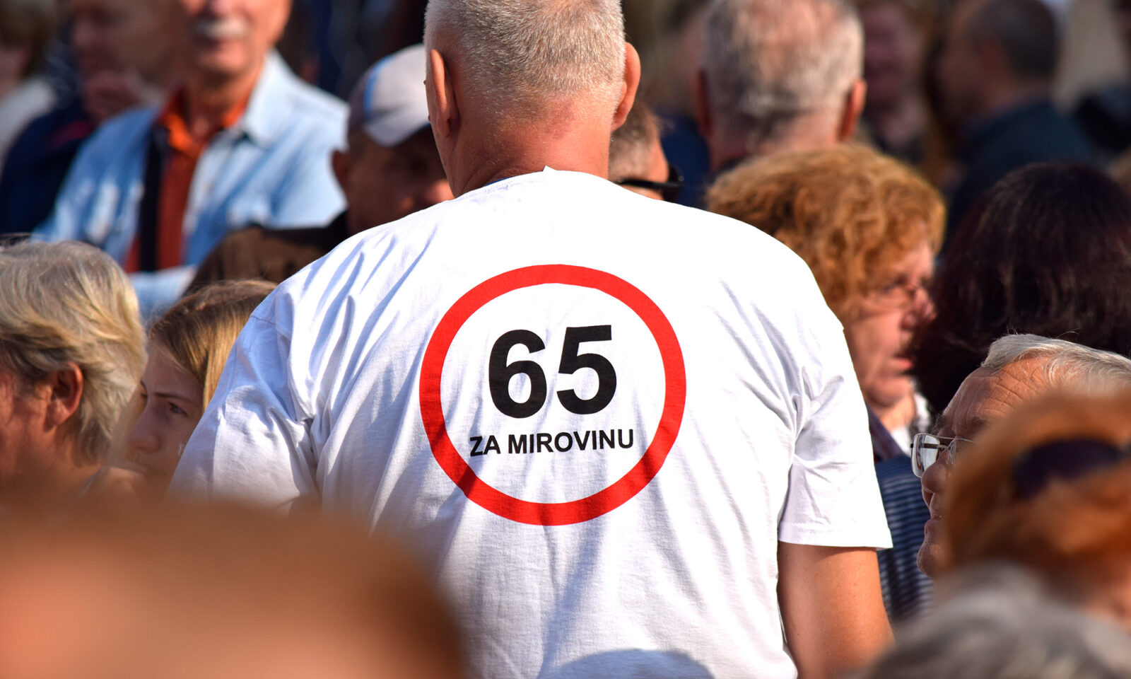 Muškarac na prosvjedu - 67 je previše.