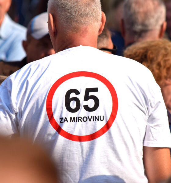 Muškarac na prosvjedu - 67 je previše.