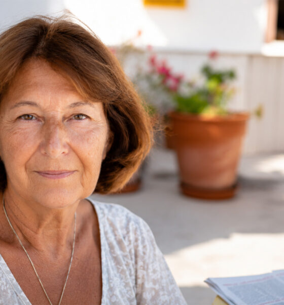žena na mediteranskom balkonu.