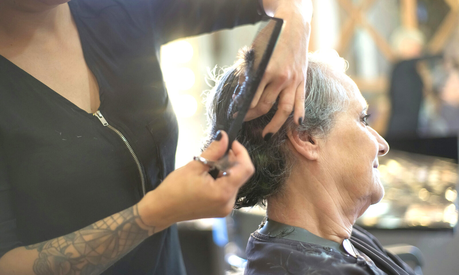 Umirovljenica u frizerskom salonu.