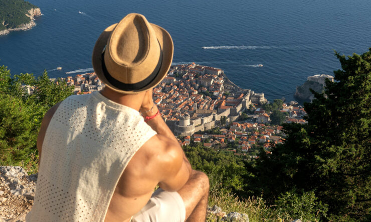 Turist iz daljine gleda Dubrovnik.